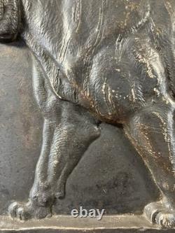 Jules BENNES (XIX) signée représentant une lionne marchant matière patine bronze