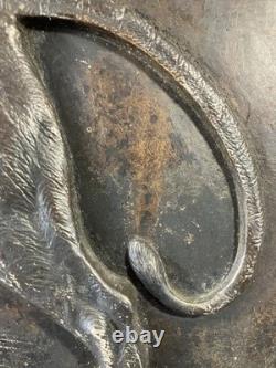 Jules BENNES (XIX) signée représentant une lionne marchant matière patine bronze