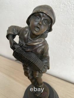 L'accordéoniste, sujet en bronze patiné avec cachet