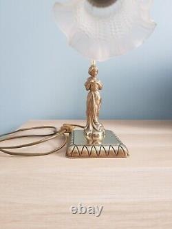 Lampe art déco femme en bronze doré et tulipe blanche verre opaque