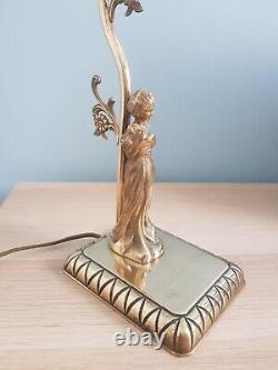 Lampe art déco femme en bronze doré et tulipe blanche verre opaque