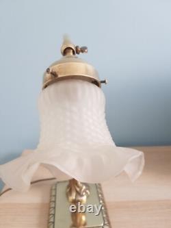 Lampe art déco femme en bronze doré et tulipe blanche verre opaque