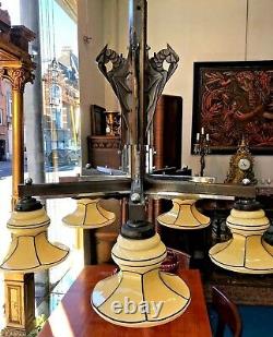 Lustre Art Deco Moderniste bobèches Opaline Bronze patiné décor Perroquets