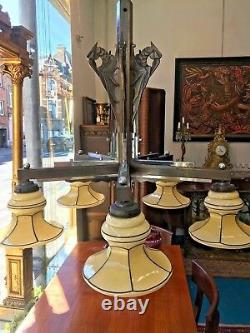 Lustre Art Deco Moderniste bobèches Opaline Bronze patiné décor Perroquets