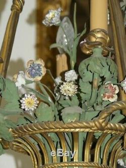 Lustre Forme Corbeille En Bronze Et Fleurs En Porcelaine Style Louis XVI