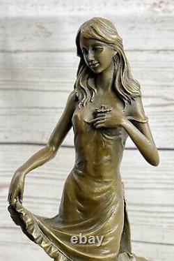 Moreau's Maiden avec Fleurs Art Déco Bronze Sculpture Signée Collection Pièce