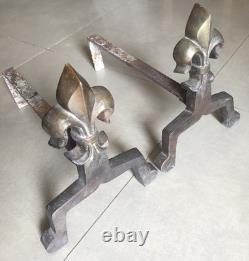 Paire De CHENETS De Cheminée à Décor Fleur De Lys Bronze Et Fer, Art Déco