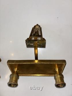 Paire d'appliques art déco en bronze doré a deux lumières