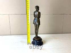 Partager Sculpture la Fille triste en bronze Art déco d'après Demetre Chiparus