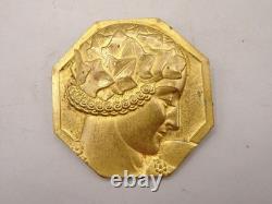 Rare Médaille Art Deco en bronze doré. Par P. Turin. 1932. Jeune femme de profil