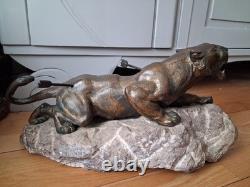Rare sculpture art deco de Richard FATH Bronze Lionne blessée sur rocher marbre