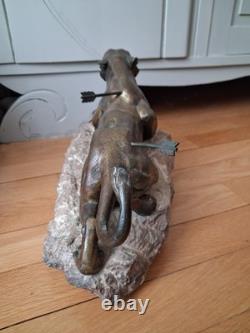 Rare sculpture art deco de Richard FATH Bronze Lionne blessée sur rocher marbre