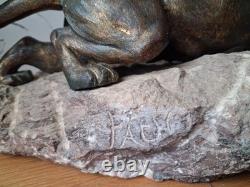 Rare sculpture art deco de Richard FATH Bronze Lionne blessée sur rocher marbre