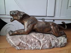 Rare sculpture art deco de Richard FATH Bronze Lionne blessée sur rocher marbre