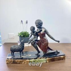 Sculpture Art Déco signée Cipriani Femme, enfant et mouton, authentique 1925