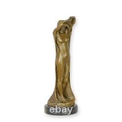 Sculpture Femme en bronze Art déco sur un socle en marbre noir Signée