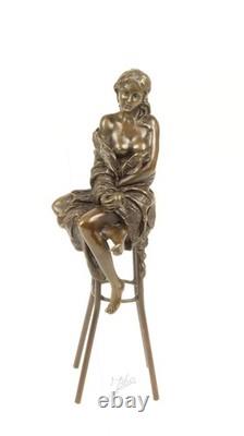 Sculpture d'une Dame sur barchair Art déco en bronze d'après Pierre Colinet