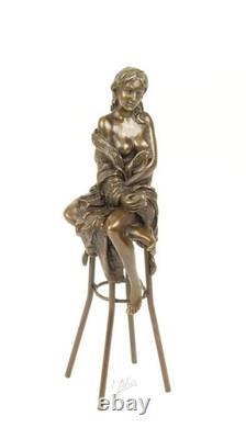 Sculpture d'une Dame sur barchair Art déco en bronze d'après Pierre Colinet
