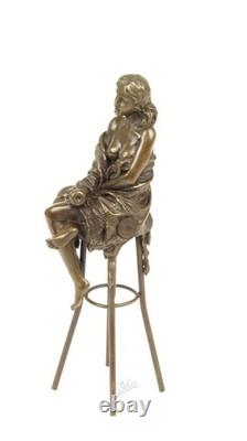 Sculpture d'une Dame sur barchair Art déco en bronze d'après Pierre Colinet