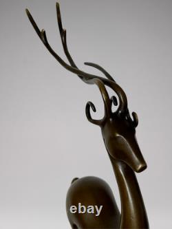 Sculpture de cerf Art Déco en bronze patiné signé Coenrad sur socle effet marbre