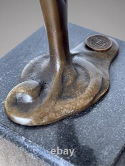 Sculpture de cerf Art Déco en bronze patiné signé Coenrad sur socle effet marbre