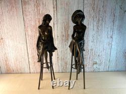 Sculpture deux Femmes sur un tabouret en bronze Art déco Signée