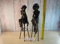Sculpture deux Femmes sur un tabouret en bronze Art déco Signée