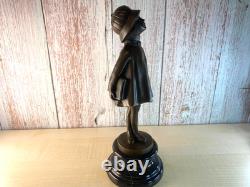 Sculpture en bronze Art Déco Fille avec sac d'après Alex Kelety