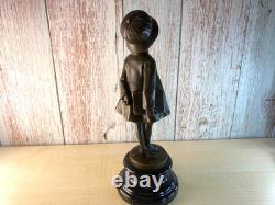 Sculpture en bronze Art Déco Fille avec sac d'après Alex Kelety