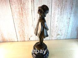 Sculpture en bronze Art Déco Fille avec sac d'après Alex Kelety