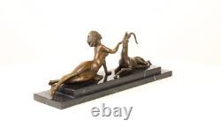 Sculpture en bronze Art Déco d'une femme avec une antilope d'après A. Vitaleh