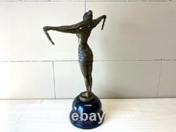 Sculpture en bronze Art Déco danseuse avec écharpe d'après Demetre Chiparus