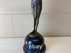 Sculpture en bronze Art Déco danseuse avec écharpe d'après Demetre Chiparus