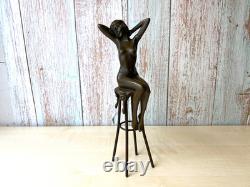 Sculpture en bronze Femme sur un tabouret Art déco d'après Demetre Chiparus