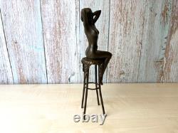 Sculpture en bronze Femme sur un tabouret Art déco d'après Demetre Chiparus