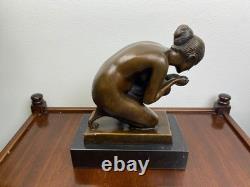 Sculpture en bronze d'une Femme La Buveuse Art déco d'après E. Wenck