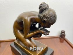Sculpture en bronze d'une Femme La Buveuse Art déco d'après E. Wenck