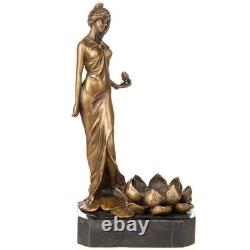 Sculpture en bronze d'une femme avec des fleurs Art déco d'après E. Tell Sculpture en bronze d'une femme avec des fleurs Art déco d'après E. Tell