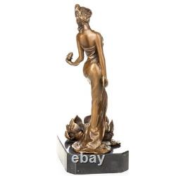 Sculpture en bronze d'une femme avec des fleurs Art déco d'après E. Tell Sculpture en bronze d'une femme avec des fleurs Art déco d'après E. Tell