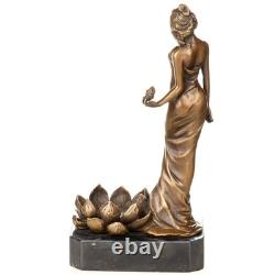 Sculpture en bronze d'une femme avec des fleurs Art déco d'après E. Tell Sculpture en bronze d'une femme avec des fleurs Art déco d'après E. Tell