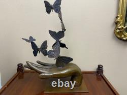 Sculpture en bronze d'une main libérant des papillons Art déco Signée