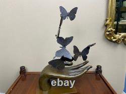 Sculpture en bronze d'une main libérant des papillons Art déco Signée