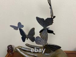 Sculpture en bronze d'une main libérant des papillons Art déco Signée