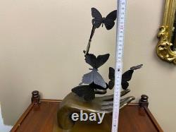 Sculpture en bronze d'une main libérant des papillons Art déco Signée