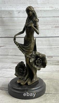 Statue De Collection Fille De Lys En Bronze Art Déco Signée Moreau Avec Fleurs