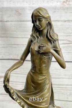 Statue De Collection Fille De Lys En Bronze Art Déco Signée Moreau Avec Fleurs