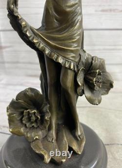 Statue De Collection Fille De Lys En Bronze Art Déco Signée Moreau Avec Fleurs