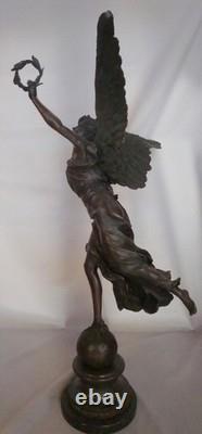 Statue Sculpture La victoire Style Art Deco Style Art Nouveau Bronze massif