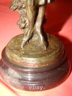 Statuette en bronze représentant une femme de style Art-Déco sur socle marbre