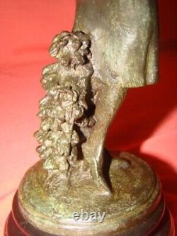 Statuette en bronze représentant une femme de style Art-Déco sur socle marbre